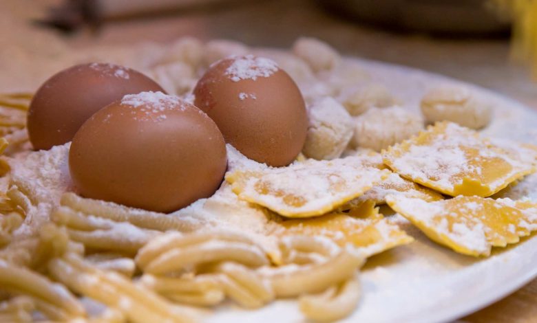 Preparation of pasta with flour and eggs